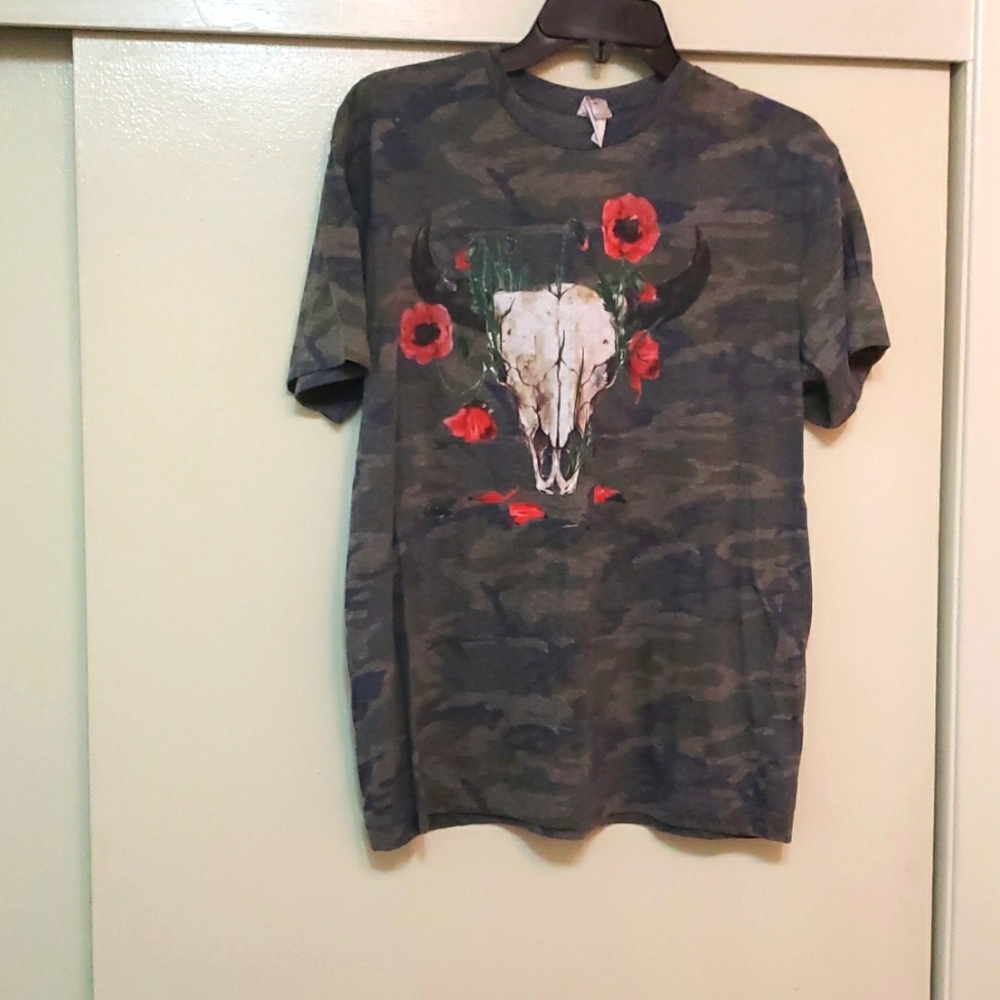 Size M Camo Skull Tee
